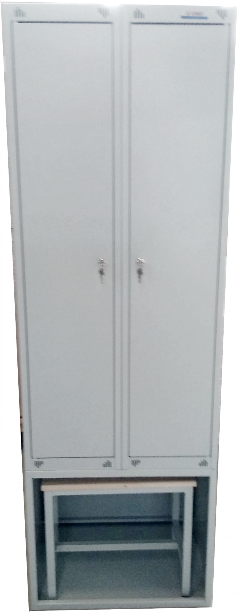 Металлический гардеробный шкаф ШМ-22(600) с выдвижной скамьей Астра-Лабс Бел