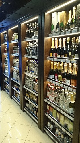 Пристенный винный стеллаж Евромаркет СА0091 с декоративными накладками из массива Пристенный винный стеллаж Евромаркет СА0091 с декоративными накладками из массива