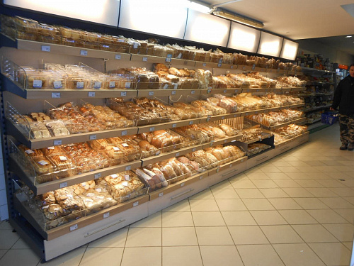 Пристенный стеллаж Евромаркет ХС0068 с фризом, для хлеба и булок Пристенный стеллаж Евромаркет ХС0068 с фризом, для хлеба и булок