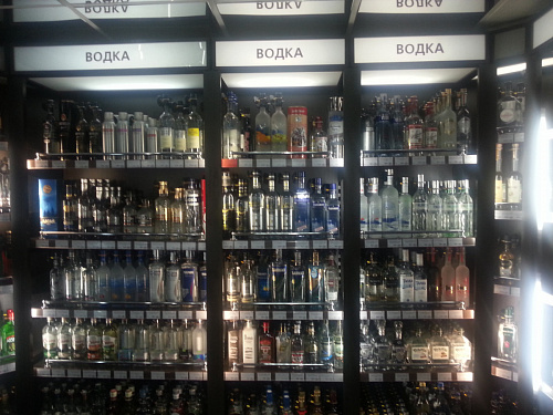 Пристенный винный стеллаж Евромаркет СА0093 с фризом и полками из ЛДСП Пристенный винный стеллаж Евромаркет СА0093 с фризом и полками из ЛДСП