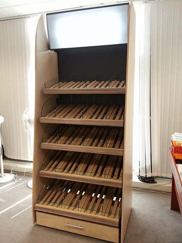 Пристенный стеллаж Евромаркет ХС0067 с фризом и подсветкой, для хлеба и булок Пристенный стеллаж Евромаркет ХС0067 с фризом и подсветкой, для хлеба и булок