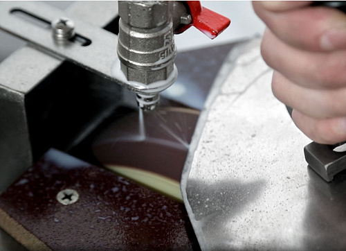 Заточной станок для куттерных ножей ДВАК СЗК-04УС с охлаждением СОЖ Заточной станок для куттерных ножей ДВАК СЗК-04УС с охлаждением СОЖ