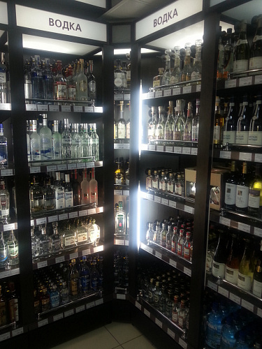 Пристенный винный стеллаж Евромаркет СА0093 с фризом и полками из ЛДСП Пристенный винный стеллаж Евромаркет СА0093 с фризом и полками из ЛДСП