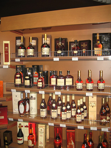 Пристенный винный стеллаж Евромаркет СА0092 с полками из ЛДСП Пристенный винный стеллаж Евромаркет СА0092 с полками из ЛДСП