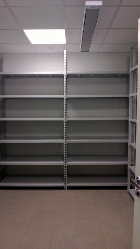 Стеллаж пристенный Евромаркет СА0088 с передней стойкой, без задней стенки Стеллаж пристенный Евромаркет СА0088 с передней стойкой, без задней стенки